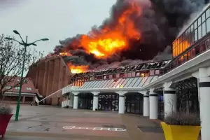 Incendio destruy por completo un estadio de bsquet