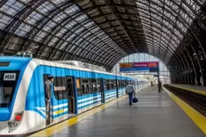 Un nene de dos aos cay a las vas de un tren