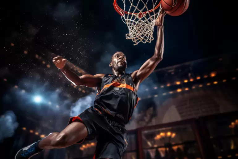 Un jugador de baloncesto masculino jugando baloncesto en una cancha cubierta llena de gente.