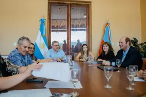 Confirman un considerable aumento y un bono extraordinario para los trabajadores pblicos