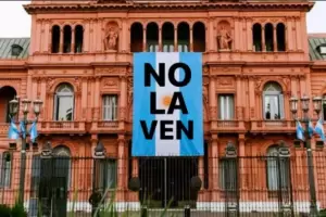 El curioso tuit de Milei con la bandera y la frase No la ven