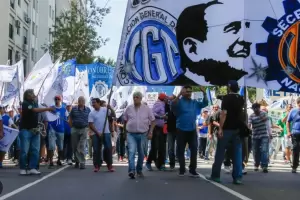 La CGT protesta contra el DNU, presiona por un paro y desafa el protocolo antipiquetes