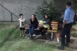 El drama de una familia con hijos pequeos que debe dormir en una plaza