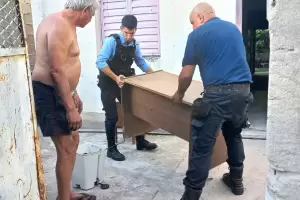 Solidaridad: Policas donaron muebles a un septuagenario que sufri el incendio de su casa