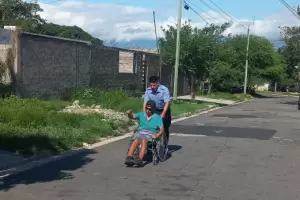 Importante gesto: Un polica asisti a un hombre en silla de ruedas en Capital