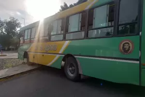 Por desperfecto mec�nico, colectivo de empresa 25 de Agosto choc� contra una rotonda