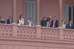 Milei y sus ministros saludaron desde el balcn de la Casa Rosada