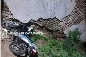 Motociclista impact contra una vivienda