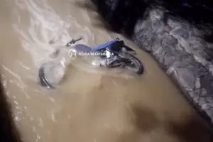 Derrap y la moto termin dentro del canal