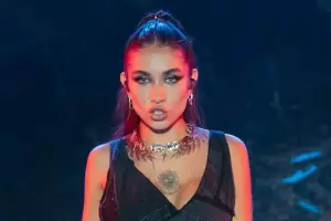 Mara Becerra recibir el ao de sus dos River cantando en Times Square