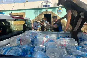 Policias solidarios: llevaron agua a los pobladores de Rincn