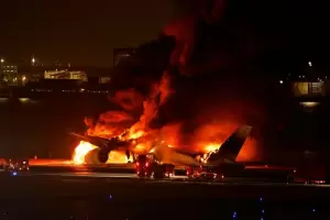 Avin de Japan Airlines choc contra una aeronave militar y se incendi: hay cinco muertos