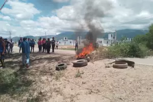 Becados de Londres se manifestaron por despidos en el Municipio y termin con disturbios