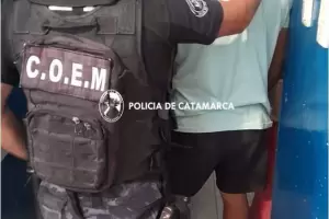 Intent abrir una camioneta para robarla y termin aprehendido