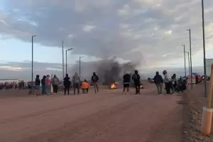 Tras los despidos en Zijin-Liex, trabajadores protestan frente a la empresa
