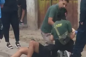 Motociclista lesionado: choc con un auto y termin en el "San Juan Bautista"