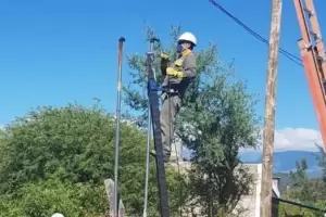 Camin volte lneas de tensin y dej sin servicio a vecinos