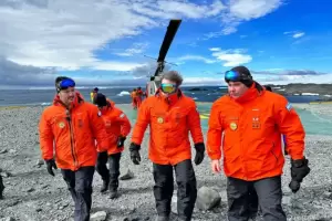 El simblico regalo que le hizo el jefe de la Base Esperanza a Javier Milei