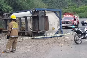 Un camin que transportaba una sustancia peligrosa volc su acoplado en la Cuestecilla del Portezuelo