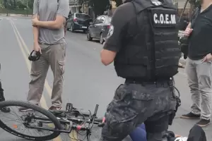 Ciclista colision� con una moto: termin� en el "San Juan"