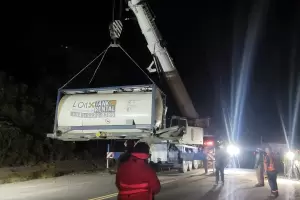 Arduo operativo para trasladar el container que volc en El Portezuelo