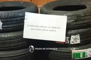 Traa ocho cubiertas en el auto y se las secuestraron