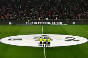 Descanse en paz, Kiser: el Bayern Munich record a Franz Beckenbauer con un conmovedor homenaje