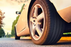 Ins�lito: delincuentes robaron las tres ruedas de un auto y dinero en efectivo