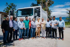 Jalil entreg nuevo camin recolector de residuos en Beln