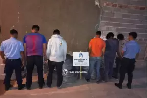 Policas secuestraron una camioneta y detuvieron cinco personas