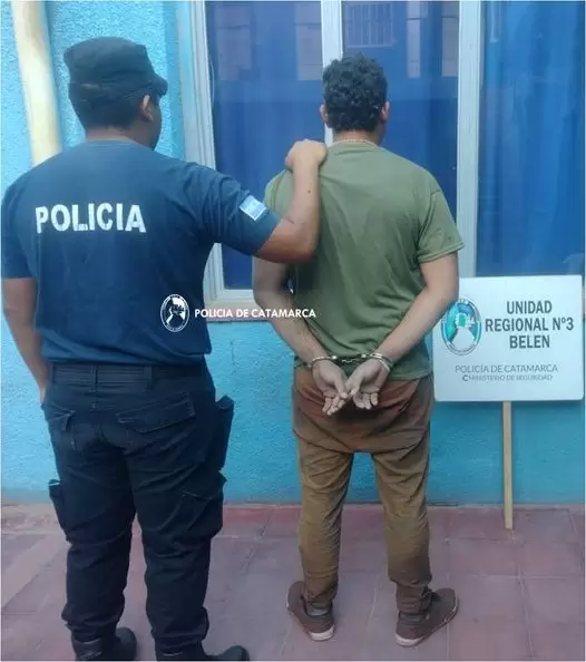 Fueron detenidos por agredir a un policia