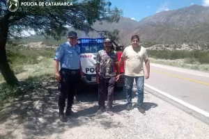 Policas ayudaron a un padre que viajaba en bicicleta desde Beln para encontrarse con su hija enferma