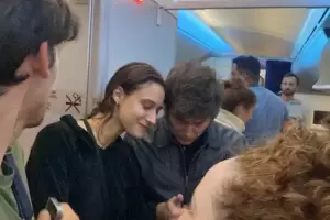 El intercambio de Milei con una pasajera: "Hac las cosas bien y yo vuelvo"