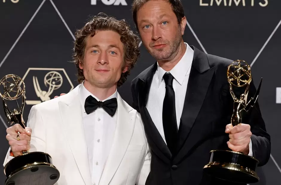 Jeremy Allen White y Ebon Moss-Bachrach