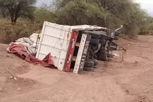 Violento choque entre un camin y una camioneta en el ingreso a Tinogasta