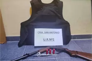 Los sorprendieron viajando con un arma de fuego