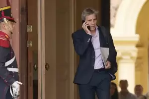 El plan del Gobierno de licuar los pesos se top con su mayor riesgo: subieron el dlar financiero y la brecha