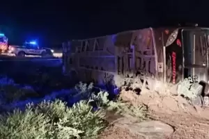Volc un colectivo en plena ruta: muri una pasajera y hay otros 24 heridos