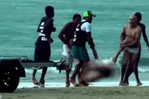 Conmoci�n: una mujer estaba en una playa y muri� por el impacto de un rayo