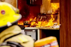 Rescataron a tres personas de un incendio en una vivienda en la Capital