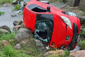 Tremendo vuelco de un automvil en Pacln