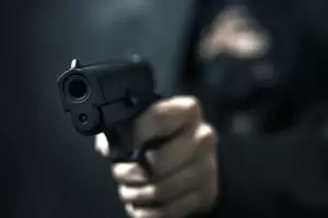 Se resisti a que le robaran la moto con la que trabaja y lo balearon en las piernas