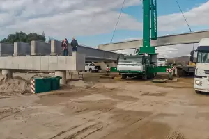Inici la colocacin de vigas en el puente de Medanitos