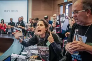 Israel negocia un nuevo acuerdo con Hamas: familiares de los rehenes irrumpieron en el parlamento