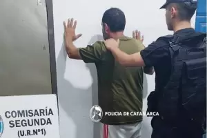 Rob� una caja de herramientas de un auto y termin� detenido