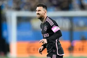 Messi le firm una camiseta a unos hinchas en un inslito lugar y es viral