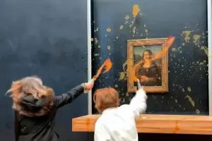 Activistas clim�ticos le tiraron sopa a la Mona Lisa en el Museo del Louvre