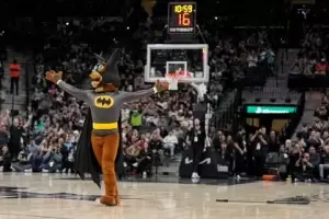 La mascota de San Antonio atrap un murcilago en medio de un partido de la NBA y caus la reaccin de Ginbili
