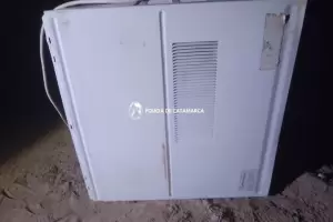 Personal Policial recuper un aire acondicionado