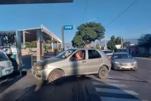 Ante el inminente aumento de la nafta, largas filas por combustible